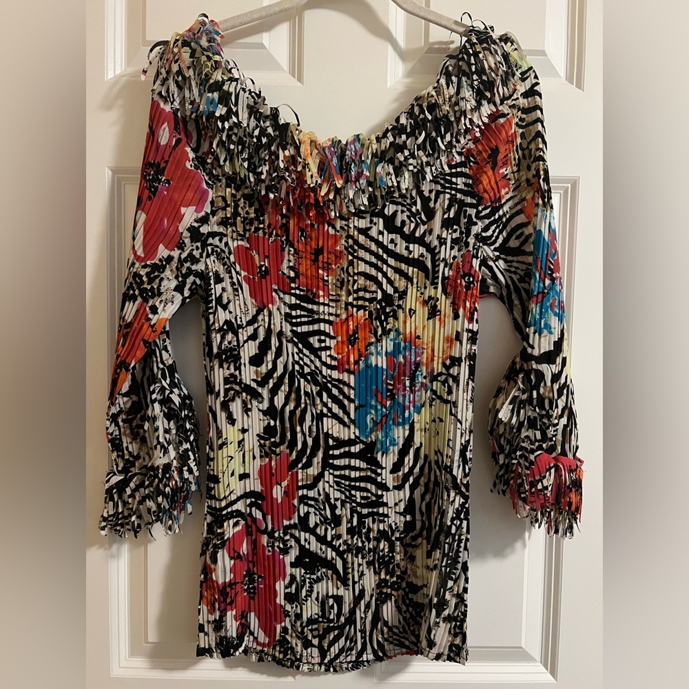 Preowned Agora fun colorful top. Size M - Picture 8 of 8